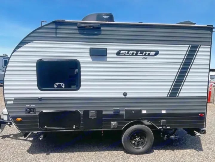 Side profile view of the trailer showing the front window and roof vent