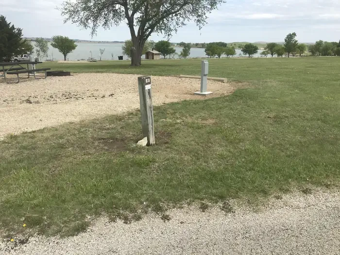 E08