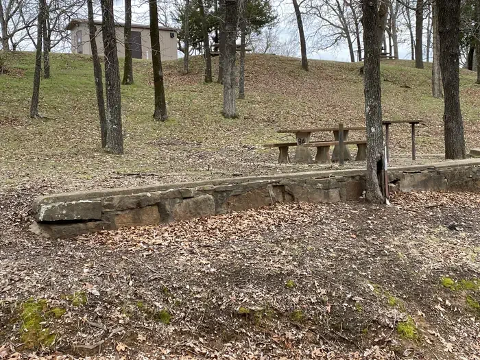 084