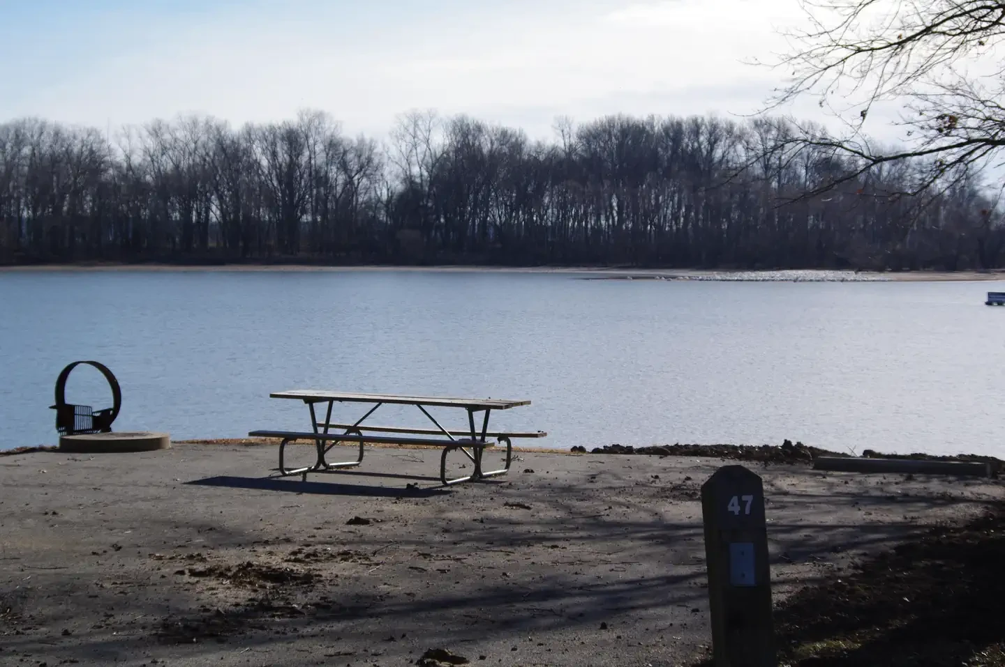 047
