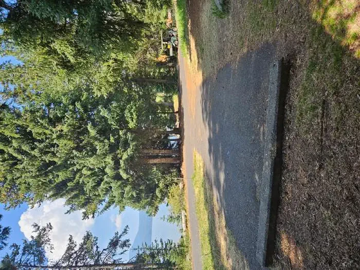 F002