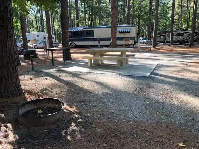 E06