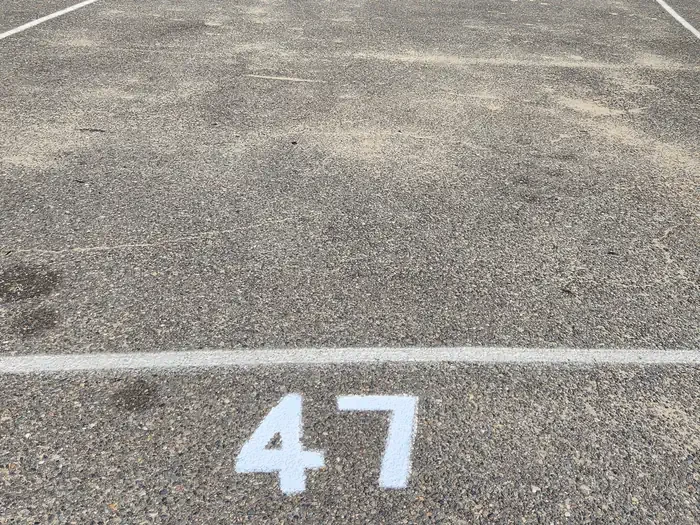 047